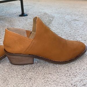 Lucky Brand 	
FAUSST LEATHER BOOTIE
